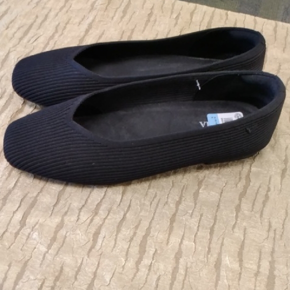Chic Black Women's Loafers - Picture 1 of 3